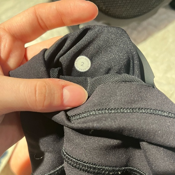Lululemon in movement short Everlux 2.5’ size 2 - Picture 5 of 5